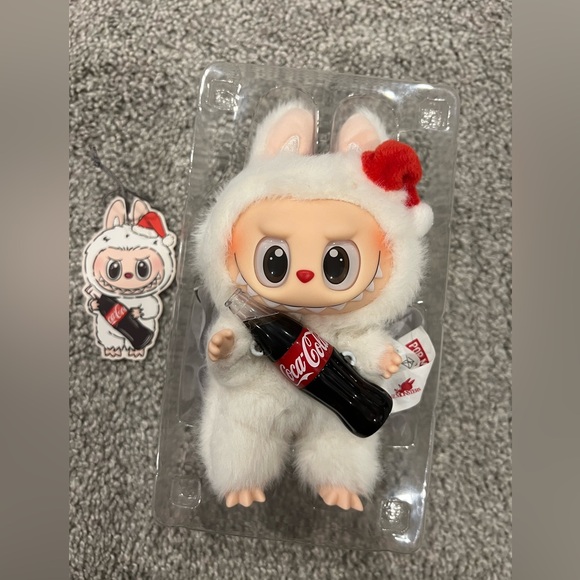 POP MART: THE MONSTERS Coca-Cola Vinyl Face Surprise Shake - Picture 2 of 5